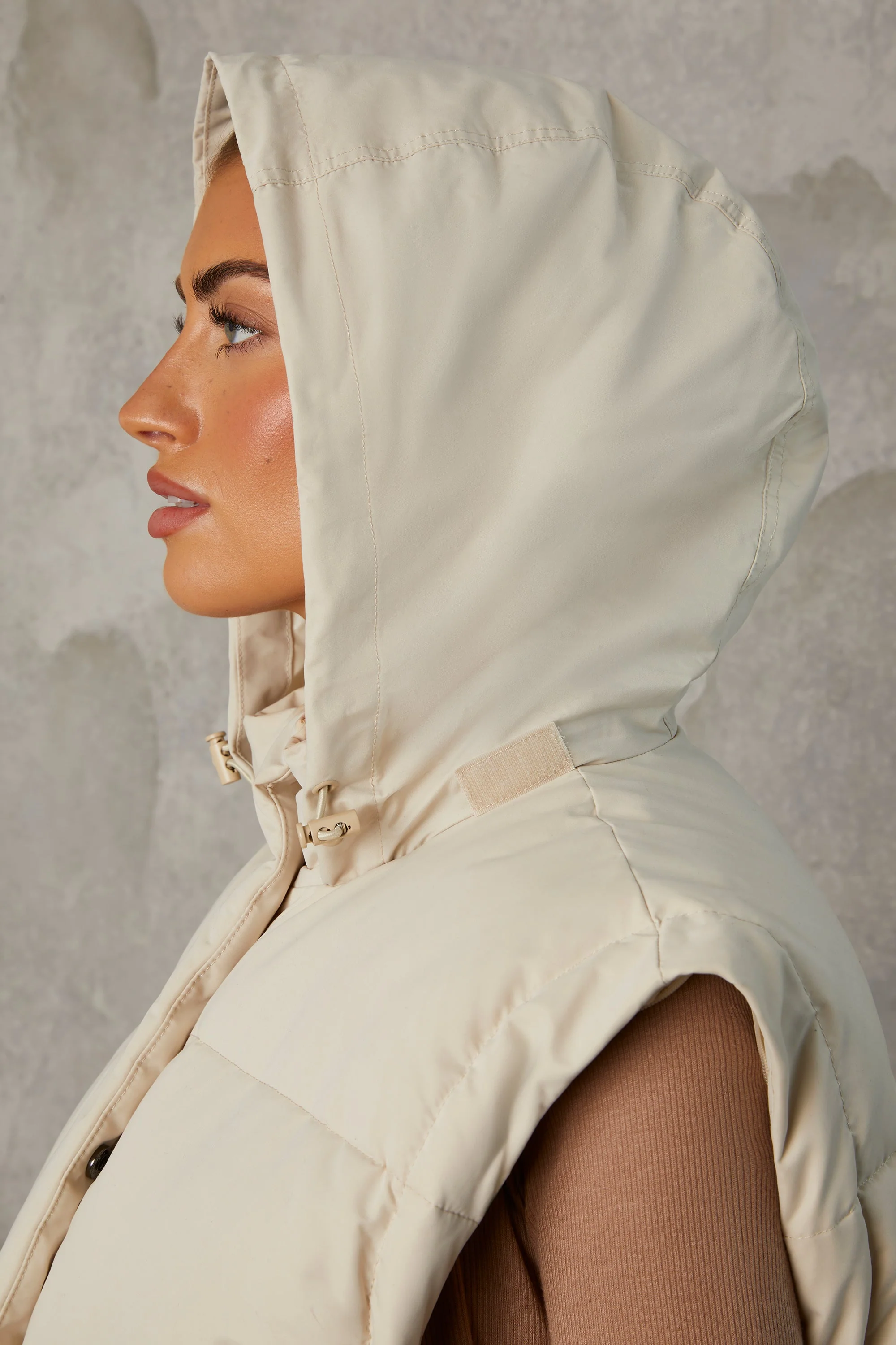 Cropped Puffer Jacket with Detachable Sleeves in Sand - Image 4